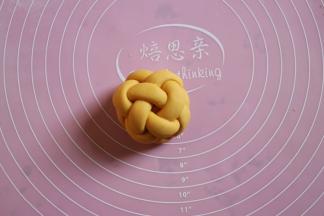 四个再捏一起，形成圆形