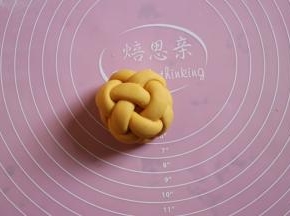 四个再捏一起，形成圆形