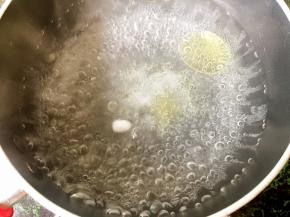 烧一锅水，加入适量橄榄油和盐。