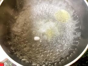 烧一锅水，加入适量橄榄油和盐。