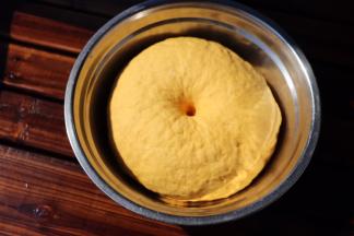 去皮南瓜切片蒸熟称重大约200g南瓜泥；放入酵母、糖、南瓜泥揉成光滑的软硬适中的黄色面团，发酵至1.5-2倍大，内部组织呈蜂窝状，手指戳一个洞不回缩。