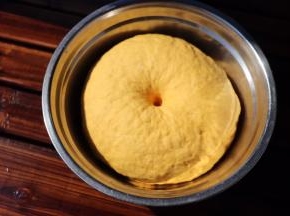 去皮南瓜切片蒸熟称重大约200g南瓜泥；放入酵母、糖、南瓜泥揉成光滑的软硬适中的黄色面团，发酵至1.5-2倍大，内部组织呈蜂窝状，手指戳一个洞不回缩。