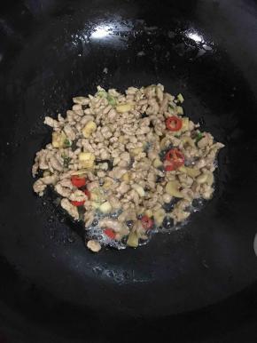 倒入腌制好的肉末，煸炒出变色