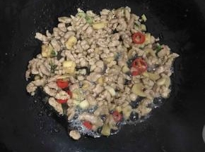 倒入腌制好的肉末，煸炒出变色