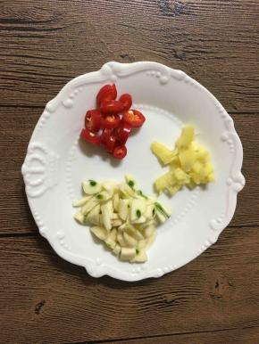 小米椒、生姜、蒜瓣切末备用。