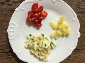 小米椒、生姜、蒜瓣切末备用。