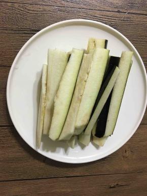茄子切条或者切滚刀块都可以。锅中加水，倒入一点盐烧开，把切好的茄子放入热水锅中煮4分钟左右捞出倒入砂锅。