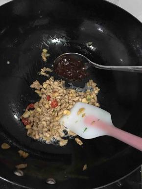 加入豆瓣酱，煸炒均匀。