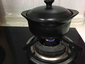 盖上锅盖，大火烧开，小火炖至汤汁收干，出锅前根据自己的口味添加盐，生抽调味即可。