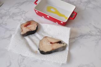 把解冻的鳕鱼块去鳞片清洗后用厨房纸巾擦干。