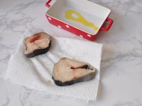把解冻的鳕鱼块去鳞片清洗后用厨房纸巾擦干。