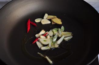锅中放一点橄榄油，将葱花、蒜片、辣椒、姜片炒香