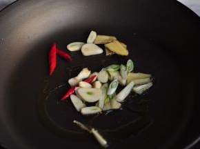 锅中放一点橄榄油，将葱花、蒜片、辣椒、姜片炒香