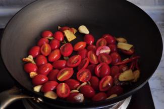 放入小番茄略翻炒