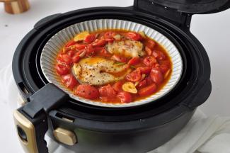 把所有番茄酱汁浇在鱼上