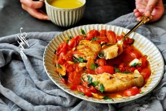 用把鱼压碎，就着汤汁一起吃最美味。