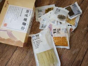 把袋装螺蛳粉打开