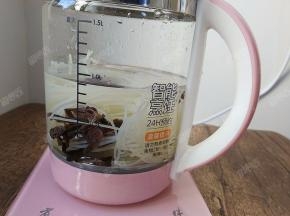 养生壶中加入水，放入泡软的米粉和木耳
