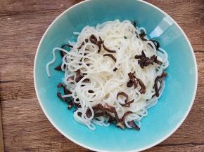 将煮好的米粉和木耳捞出装入碗中