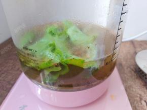 养生壶中重新加入500ml清水，放入汤料包，煮沸后放入洗净的生菜叶焯熟