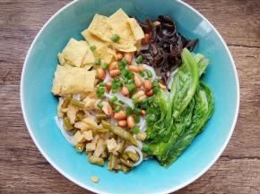 放入切细的葱花或者香菜叶