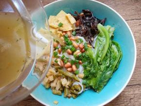 再将养生壶里煮开的螺蛳汤倒入碗中