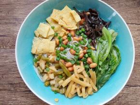 最后根据自己的口味放入配料包里的酸辣油、辣椒油，拌匀就可以开动啦