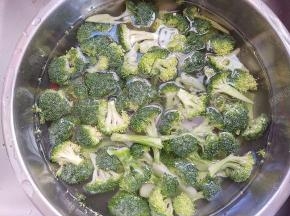 西蓝花改刀成一口大小，放入淡盐水中浸泡