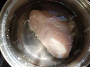 将鸡胸肉放入锅中，加入几片生姜和小勺盐，煮熟
