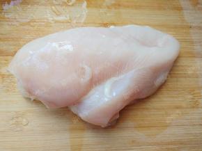 鸡胸肉洗净切掉肥油部分