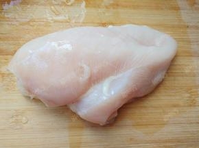 鸡胸肉洗净切掉肥油部分