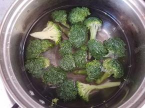 西蓝花焯水煮熟