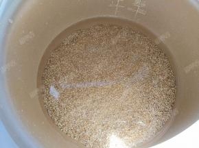 藜麦放入电饭煲，加入没过藜麦的水量，开启煮饭功能