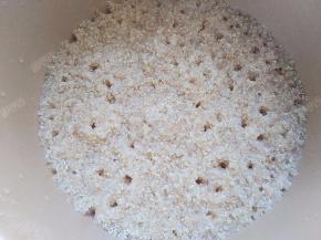 煮熟后的藜麦盛出晾凉