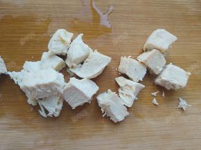 煮好的鸡胸肉切成小块