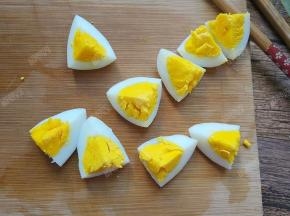 煮熟的鸡蛋切成小块