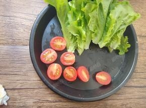 小番茄洗净切开