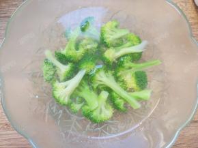 将煮好的西蓝花捞出放入冷开水中