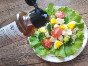 淋上又伊鲜柚子胡椒口味的果蔬色拉汁，拌一拌就完成了