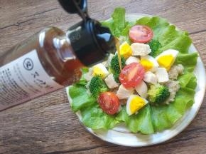 淋上又伊鲜柚子胡椒口味的果蔬色拉汁，拌一拌就完成了