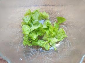 也可以直接将生菜叶撕成小片