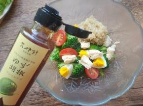 最后淋上又伊鲜柚子胡椒口味的果蔬色拉汁拌一拌，装盘就可以了