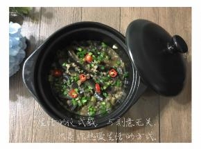 成品，表面洒上小米椒、葱花装饰。