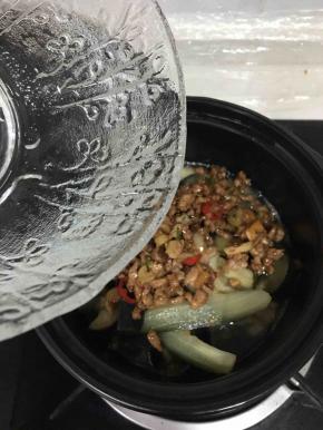 煸炒好的肉末全部倒入砂锅中加半碗热水拌匀。