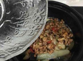 煸炒好的肉末全部倒入砂锅中加半碗热水拌匀。
