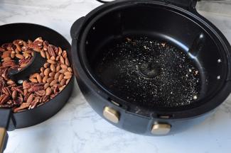 让果仁自已变凉，盐份已经在烘烤搅拌的过程中去掉大部分了。