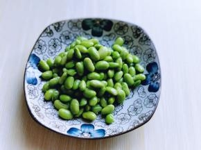 毛豆剥掉外皮，冷水冲洗干净，淋干水份。