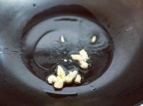 起油锅，油温6成时加入切好的蒜炒香。
