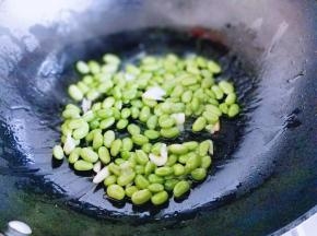 加入毛豆煸炒。