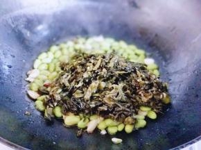 加入切好的咸菜，翻炒2分钟即可出锅。